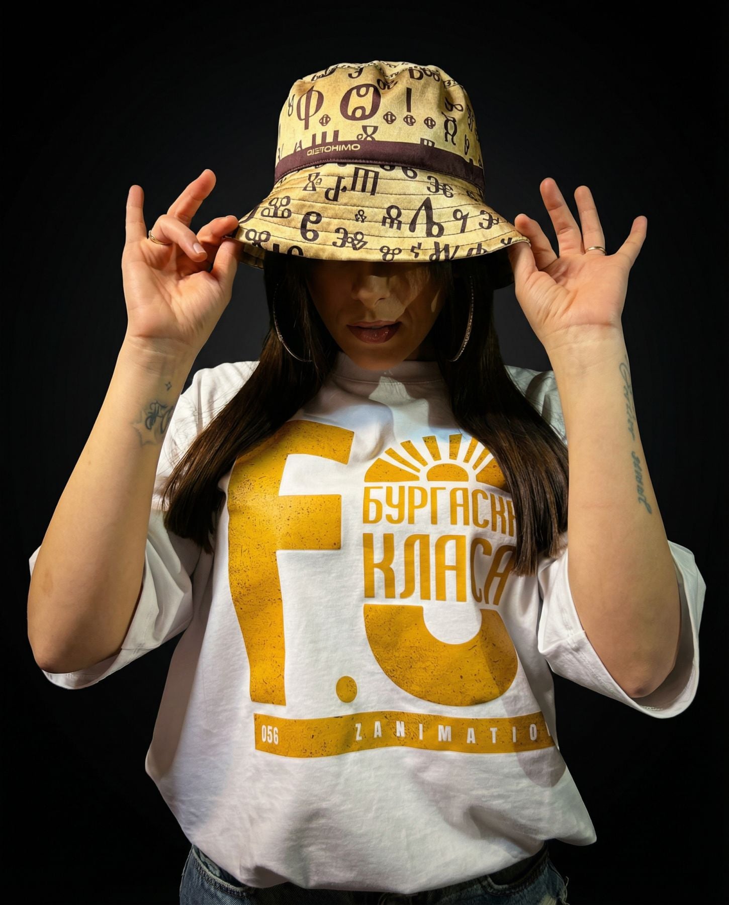 овърсайз тениска Бургаска Класа F.O. x PEEVA детайл