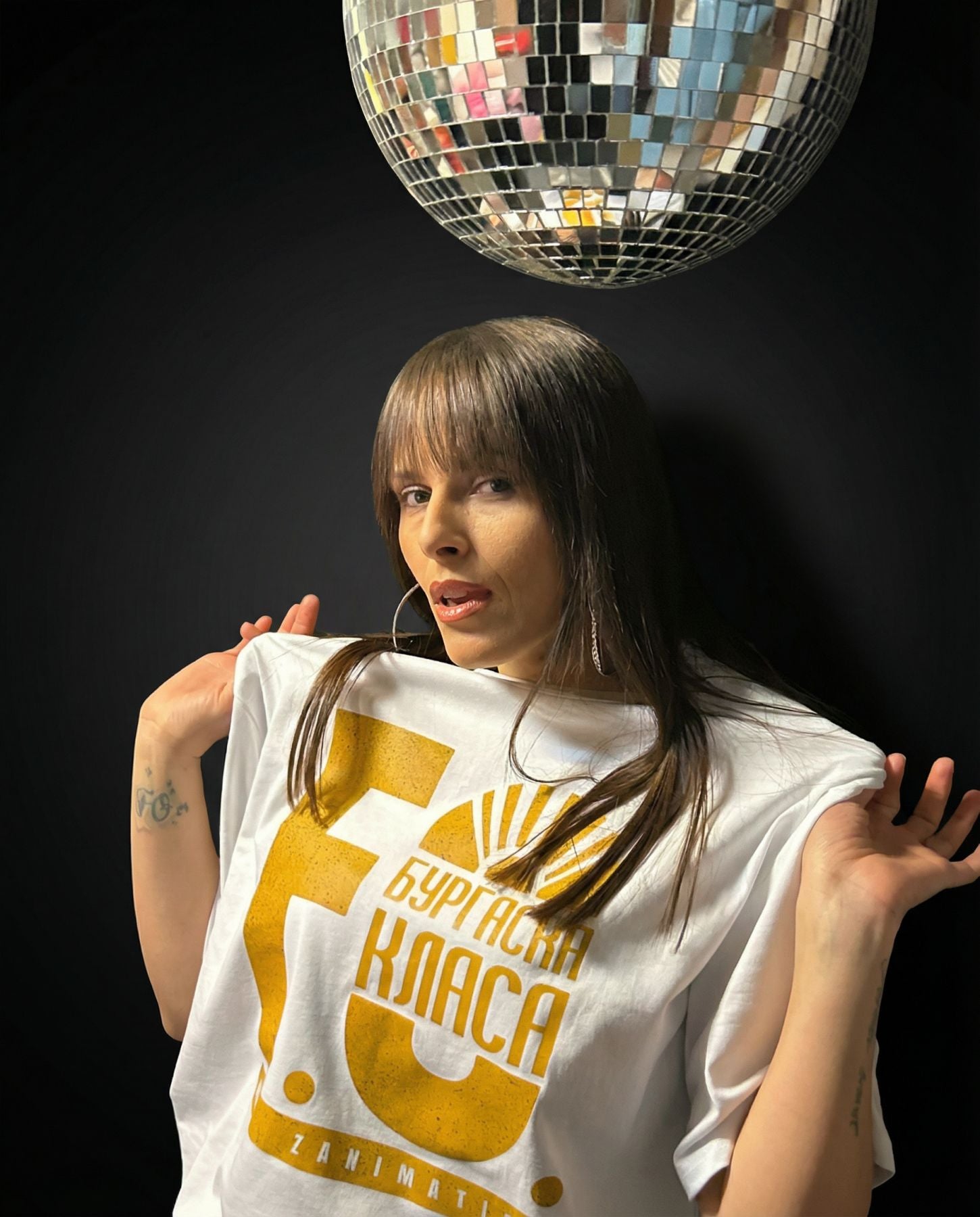 овърсайз тениска Бургаска Класа F.O. x PEEVA детайл